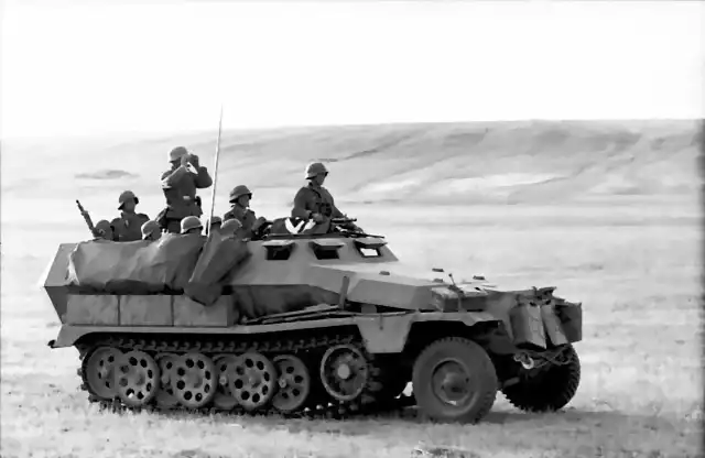 Bundesarchiv_Bild_101I-217-0493-31,_Russland-S?d,_Sch?tzenpanzerwagen