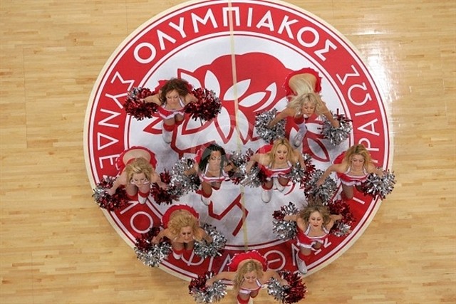 olympiacos-cheerleaders-olympiacos