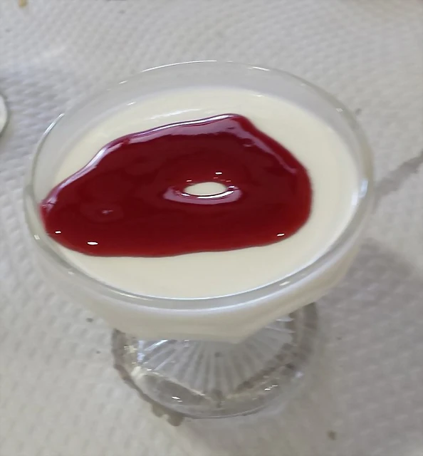 Panacotta con mermelada de frambuesa