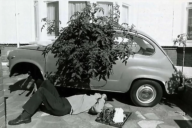 Geoff Poupard bastelt unter seinem ?Gew?chshausauto?, 1979 Geoff Poupard bastelt unter seinem ?Gew?chshausauto?, 1979
