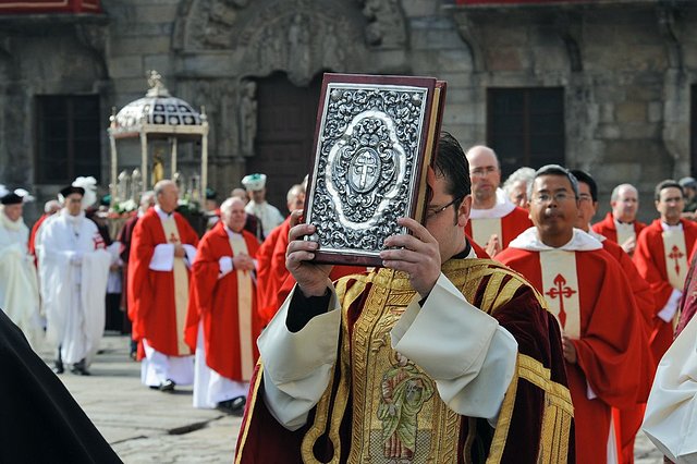 Evangelario - Manoliño Lamela - Dalmática Roja