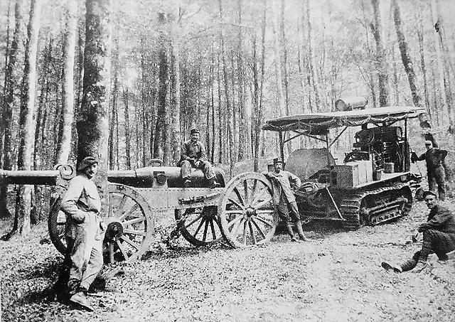 Pieza de artilleria arrastrada por un tractor en Francia. Primavera 1915