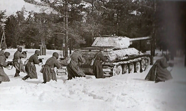 Un tanque T-34 protegiendo a la infantera sovitica n un contraataque.