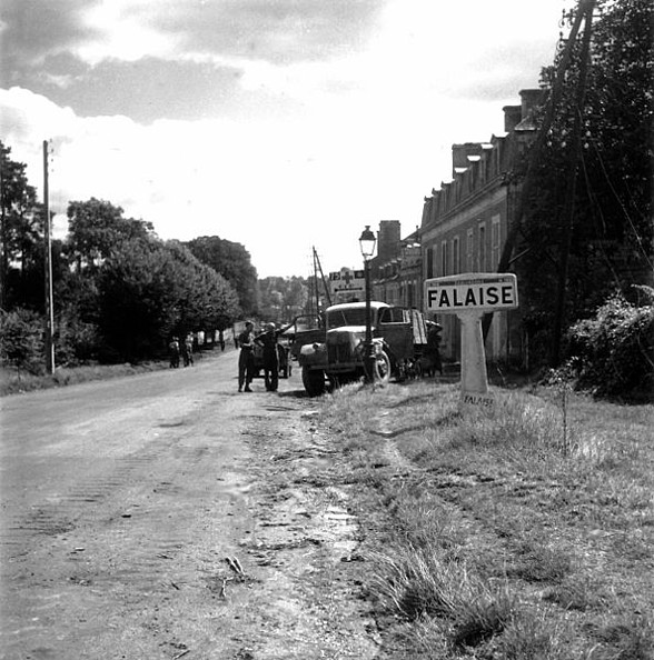 594px-Canadian_soldiers_at_Falaise_town_entrance