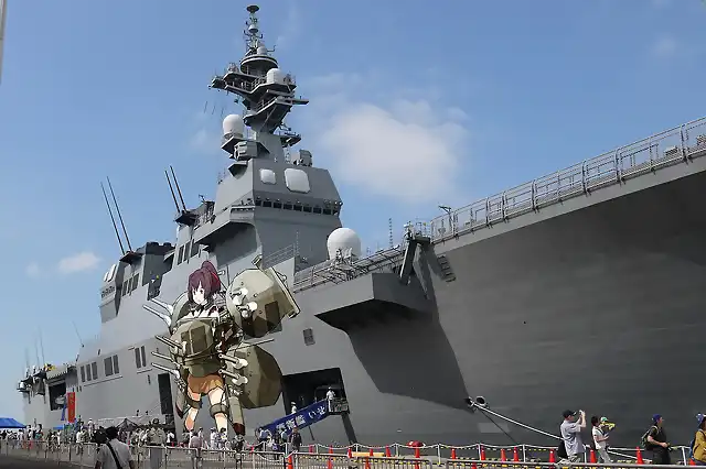 Buque de guerra de la marina japonesa convenientemente decorado para lso tiempos actuales
