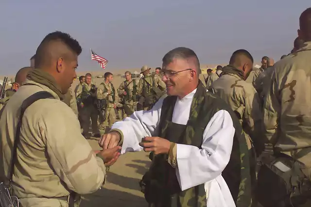 US_Navy_030202-M-5150A-010_Chaplain_Bill_Devine_from_Boston,_Mass.,_gives_U.S._Marine_Corporal_Joseph_Duarte_a_wafer_during_communion_services