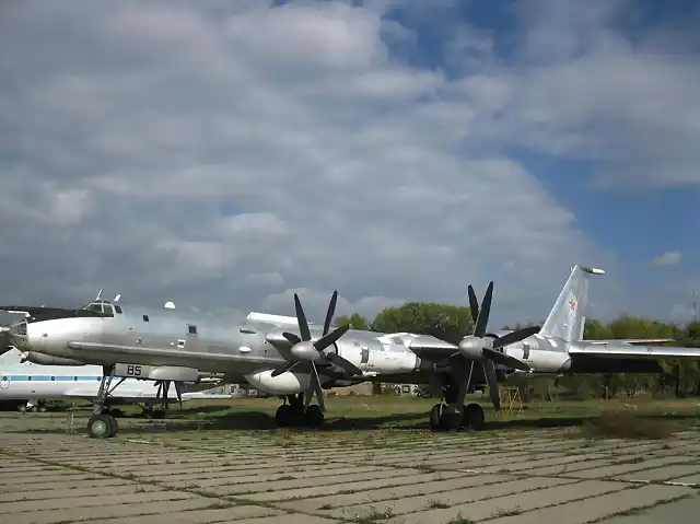 701067Tu142KievAviationMuseumUkraine2009