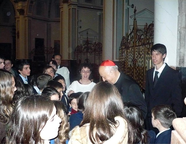 El Cardenal con los nios del coro