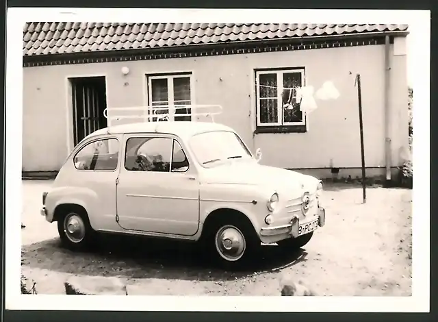 Berlin - Fiat 600 mit Dachtr?ger