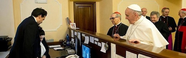 _el_papa__pagando_la_factura_de_la_pension