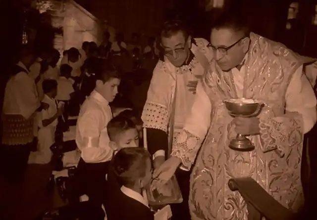 El cardenal Miguel Dar?o Miranda da la comuni?n a mil ni?os en la Catedral de M?xico