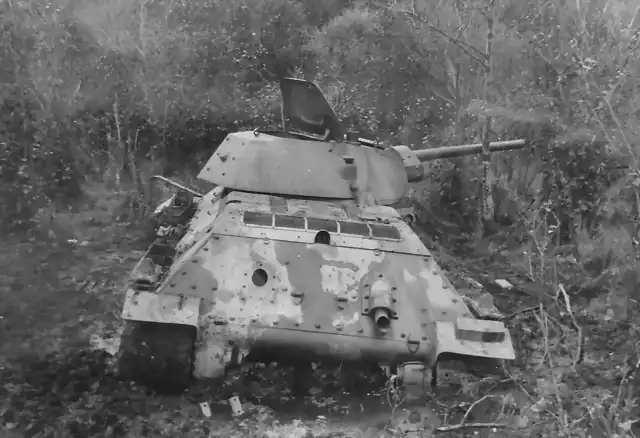 T-34_76_tank_in_mud