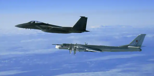 F-15C en primer plano y Tu-95MS