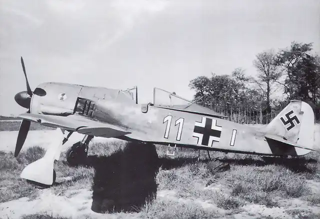 Focke-Wulf-Fw-190A3-7.JG2-(W11+I)-WNr-105-Morlaix-France-August-1942-01