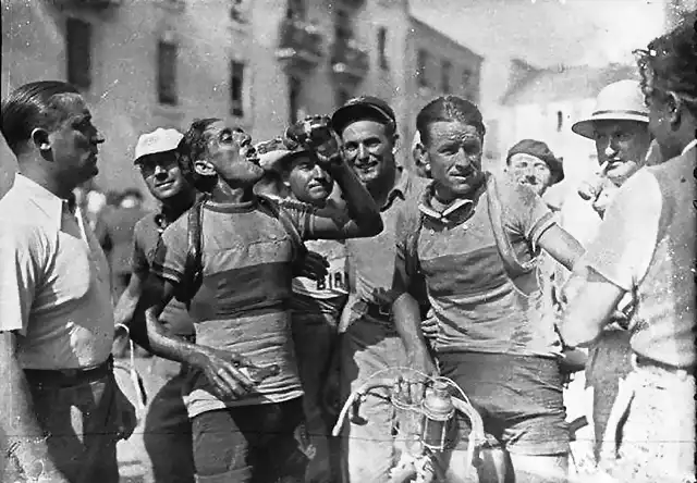 26. 1937 - Tour. 15? etapa, Berrendero se refresca en la meta de Pau - copia