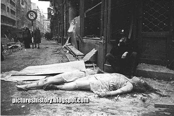 soviet-russian-army-berlin-1945-ww2-second-war-two-incredible-pictures-images-photos Mujeres alemanas yacen muertos en una calle de Berln, en 1945 despus de haber sido brutalmente violadas y asesinadas por lo