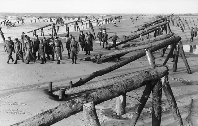 Bundesarchiv_Bild_101I-719-0243-33,_Atlantikwall,_Inspektion_Erwin_Rommel_mit_Offizieren