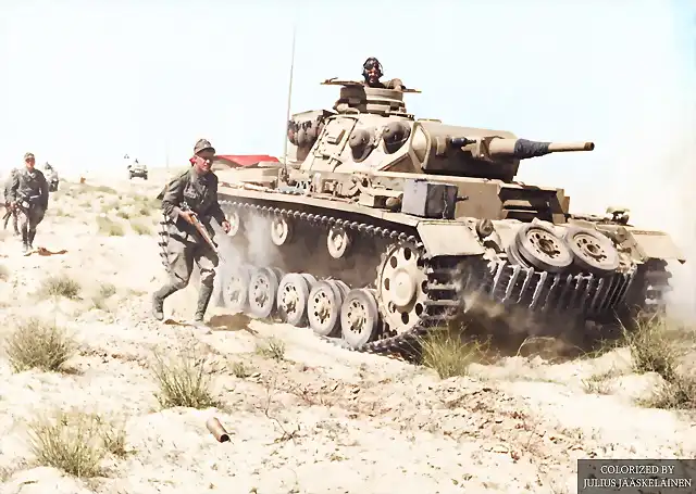 1200px-A_Panzer_III_Ausf._G_of_the_21st_Panzer_Division,_Afrika_Korps_accompanies_the_advancing_infantry_in_Egypt,_May_1942._(49275625756)