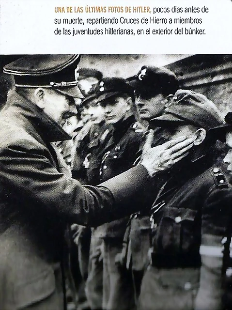 Hitler condecorando nios