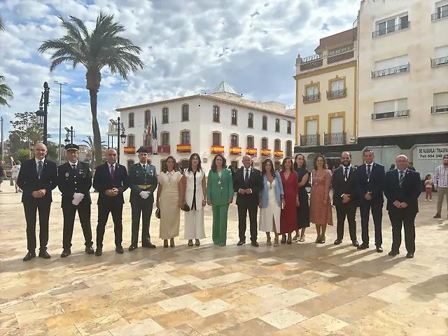 Foto de familia de las autoridades junto con el Teniente de la Guarcia Civil y el Jefe de la Polici&#769;a Local