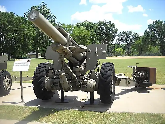 800px-XM123_Medium_Auxiliary_Propelled_155mm_Howitzer