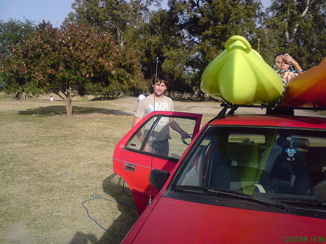 aca estamos bajando los kayak