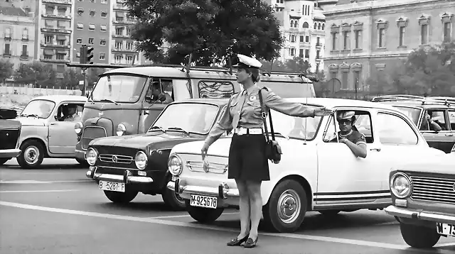 Madrid - Plaza de Col?n, Polizistin regelt den Verkehr,1974