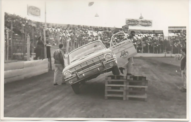 foto-ford-falcon-rompecoches-en-el-club-ferro-ano-1965 foto-ford-falcon-rompecoches-en-el-club-ferro-ano-1965