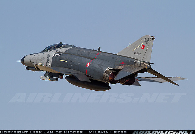 McDonnell Douglas F-4E terminator 2020 de la Fuerza Area de Turquia. Foto hecha el 19 de junio de 2013