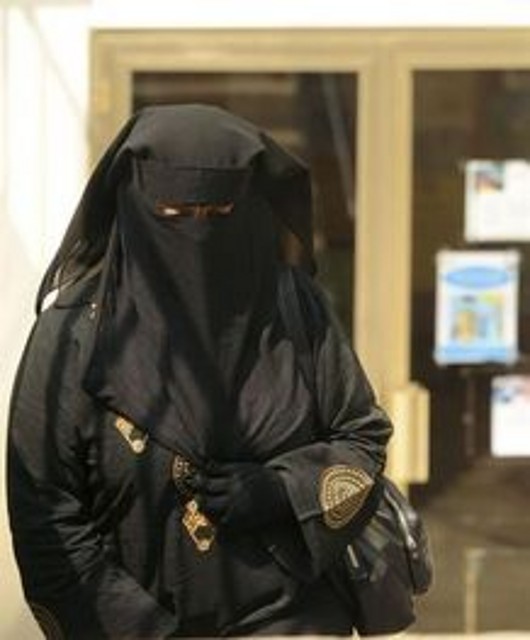 Mujer-vestida-burka_EDEIMA20101221_0019_7 Mujer-vestida-burka_EDEIMA20101221_0019_7