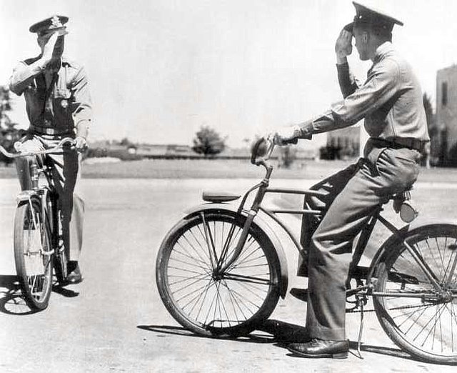 Dos militares en Sacramento California en 1942