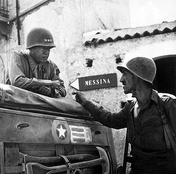 565px-Patton_speaking_with_Lt__Col__Lyle_Bernard_at_Brolo_circa_1943