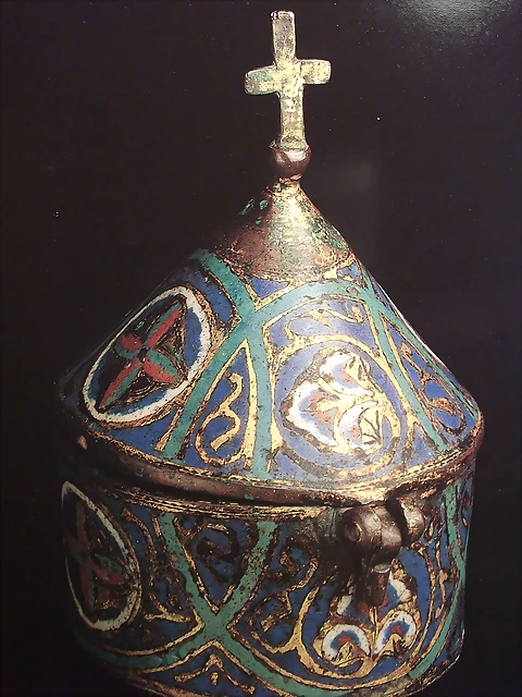pixide, siglo XIII, Limoges o parecido. Museo diocesano de Barbastro pixide, siglo XIII, Limoges o parecido. Museo diocesano de Barbastro