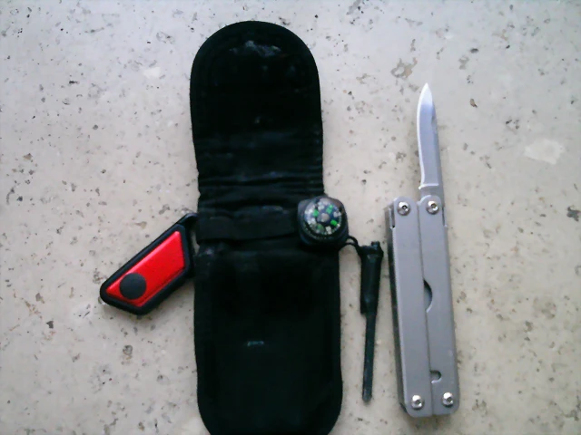LSC cerrada con filo mas funda y accesorios LSC cerrada con filo mas funda y accesorios
