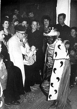 Adoraci?n del rey Baltasar a las puertas de la iglesia. Cura D. Inocencio. Higuera de la Sierra (Huelva), 1955 (20 MIN)