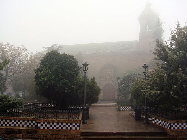 Plaza de la iglesia, bajo la niebla. (Torrealver)