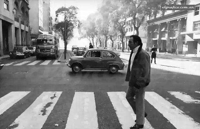 Argentinischer Boxer ?berquert die Leandro N. Alem Avenue in Buenos Aires.