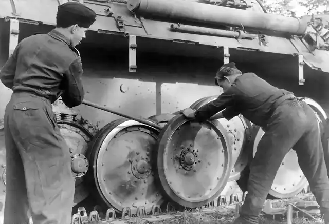 Bundesarchiv_Bild_101I-296-1652-35,_Nordfrankreich,_Montage_am_Pantherlaufwerk