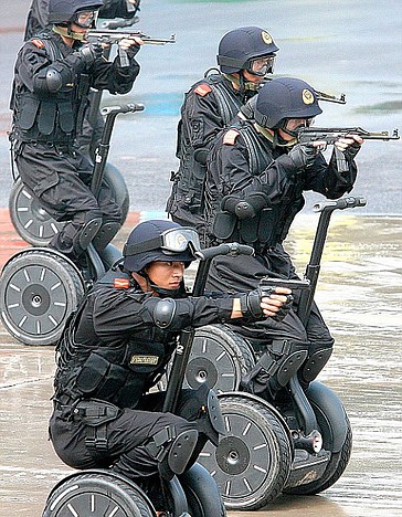 Escuadra antiterrorista de la policia chinesa en accin letal