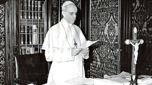 PIO XII EN SU ESCRITORIO PIO XII EN SU ESCRITORIO
