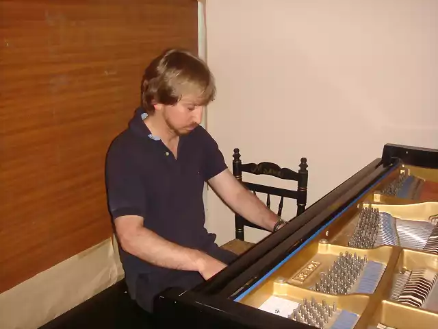 Septbre 2008-M.RT-Rafael afinando piano en teatro RT (3)