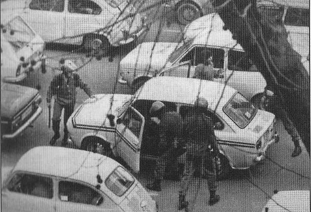 grises__registrando__coches1971_desde__la_ocupacion_de__seat_la__policia_registro_durante__meses[1]