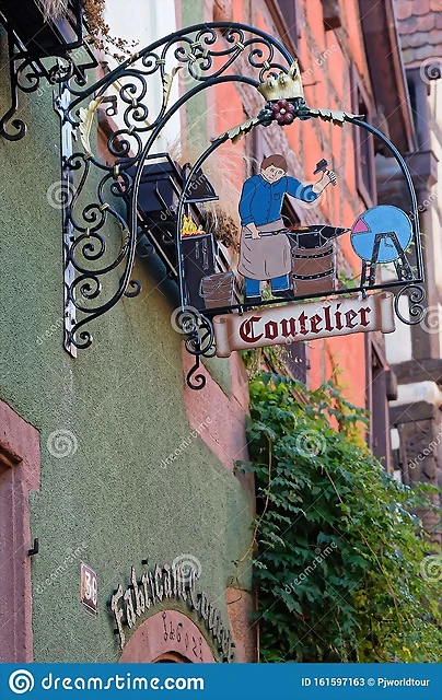 cartel-del-antiguo-taller-en-el-pueblo-riquewihr-francia-de-octubre-signo-es-una-atracci?n-tur?stica-popular-por-su-arquitectura-161597163