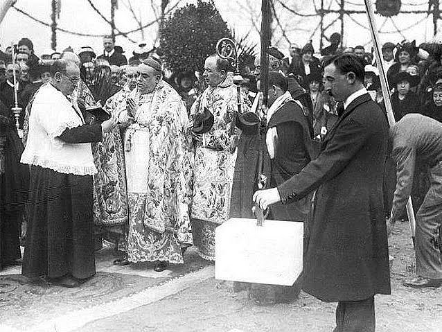 0Bendici?n de la primera piedra de la Casa Cuna de Sevilla. Cardenal Enrique Almaraz Santos, Arzobispo de Sevilla. 1 de febrero de 1914