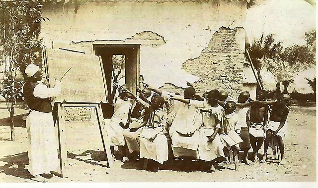 Escuela de negros al aire libre en Mwanza, actual Tanzania, antiguo protectorado alemn