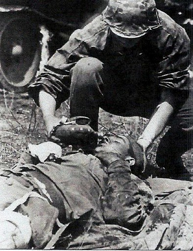 Waffen SS dando de beber a prisionero.