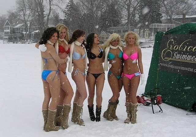 Bikini-girls-in-the-snow-1