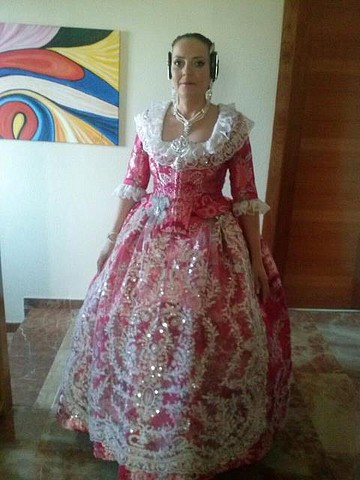 traje fucsia