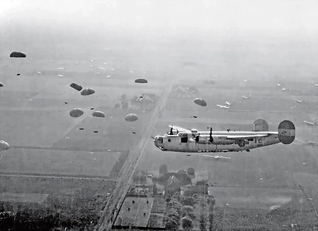 Un B-24 sobrevolando a paracas americanos el 18 9