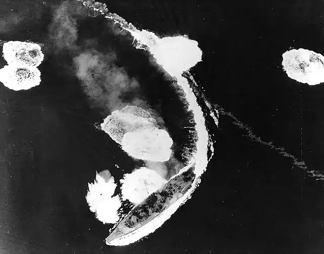 Yamato_under_air_attack_zpsjmfrgbdi